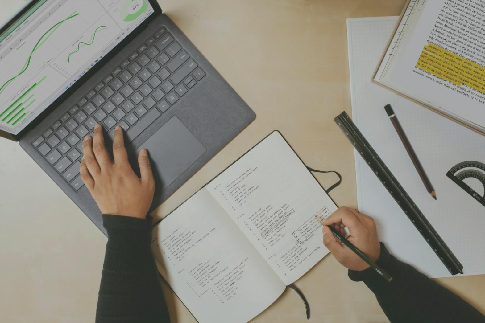 Environnement de développement avec plusieurs écrans affichant du code